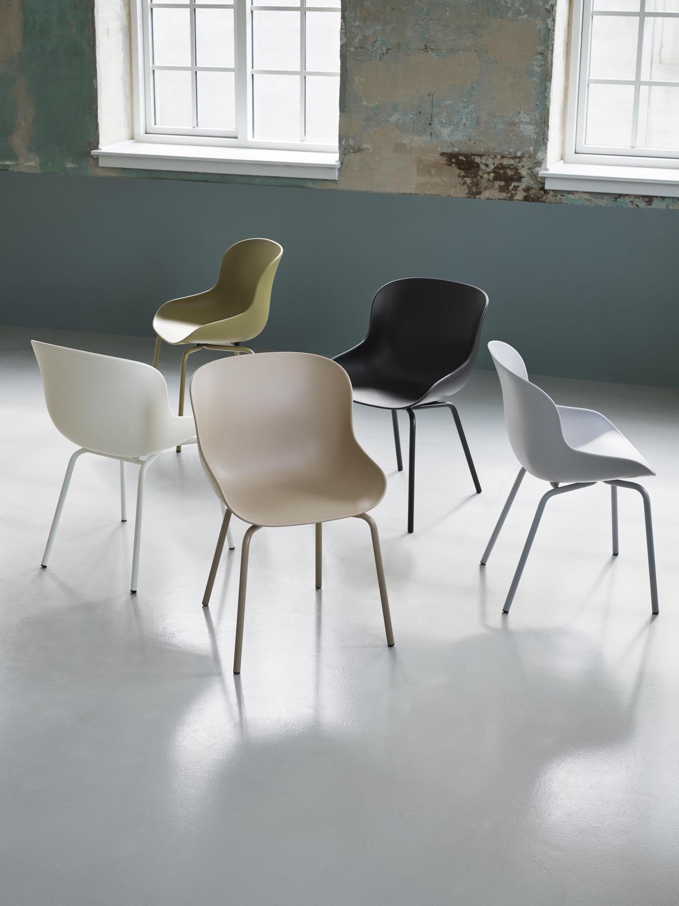 Entdecken Sie den Hyg Stuhl von Normann Copenhagen: Ein modernes Design, das skandinavische Ästhetik und höchsten Sitzkomfort perfekt kombiniert.