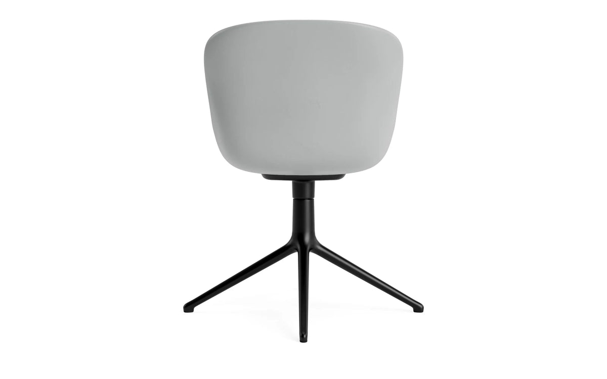 Hyg Drehstuhl Grau/Schwarzes Aluminium in Grau präsentiert im Onlineshop von KAQTU Design AG. Dreh-Schalenstuhl ist von Normann Copenhagen