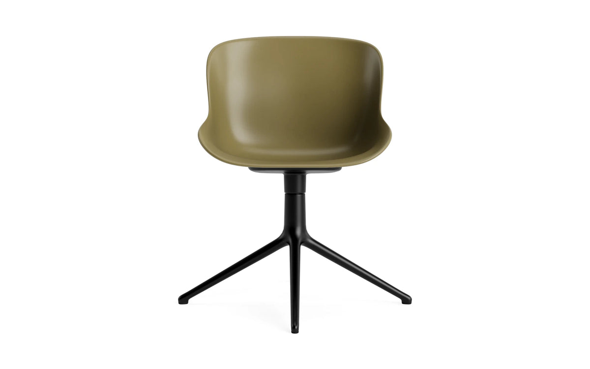 Hyg Drehstuhl Olive/Schwartzes Aluminium in Olive präsentiert im Onlineshop von KAQTU Design AG. Dreh-Schalenstuhl ist von Normann Copenhagen