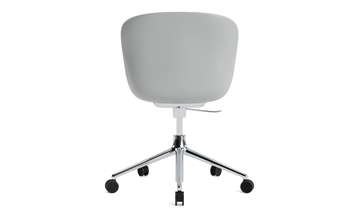 Hyg Drehsessel mit Rollen Grau in Grau präsentiert im Onlineshop von KAQTU Design AG. Dreh-Schalenstuhl mit Rollen ist von Normann Copenhagen