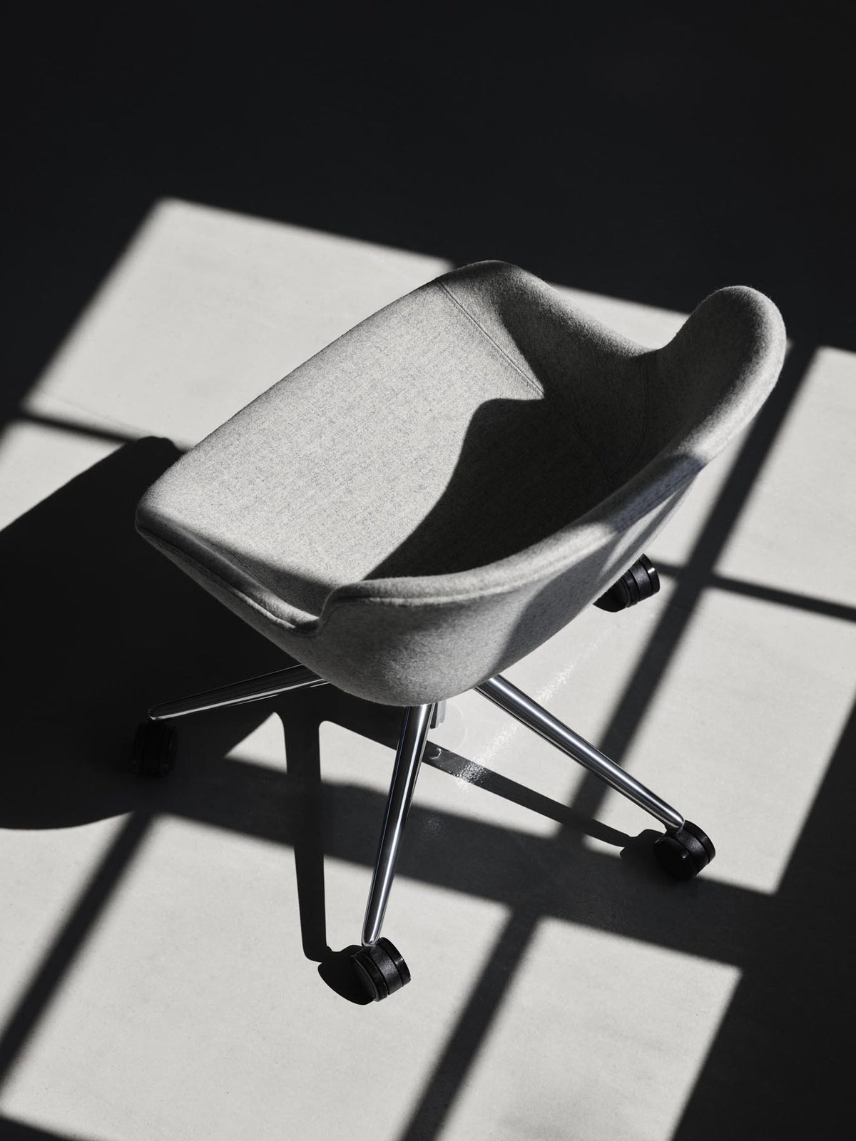 Hyg Drehstuhl mit Rollen Weiss in Weiss präsentiert im Onlineshop von KAQTU Design AG. Bürostuhl ist von Normann Copenhagen