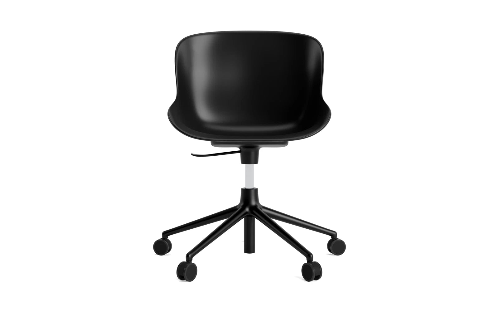 Der Hyg Drehsessel von Normann Copenhagen vereint Hygge, Komfort und Stil mit sanften Linien und Rollen für flexible Gemütlichkeit.