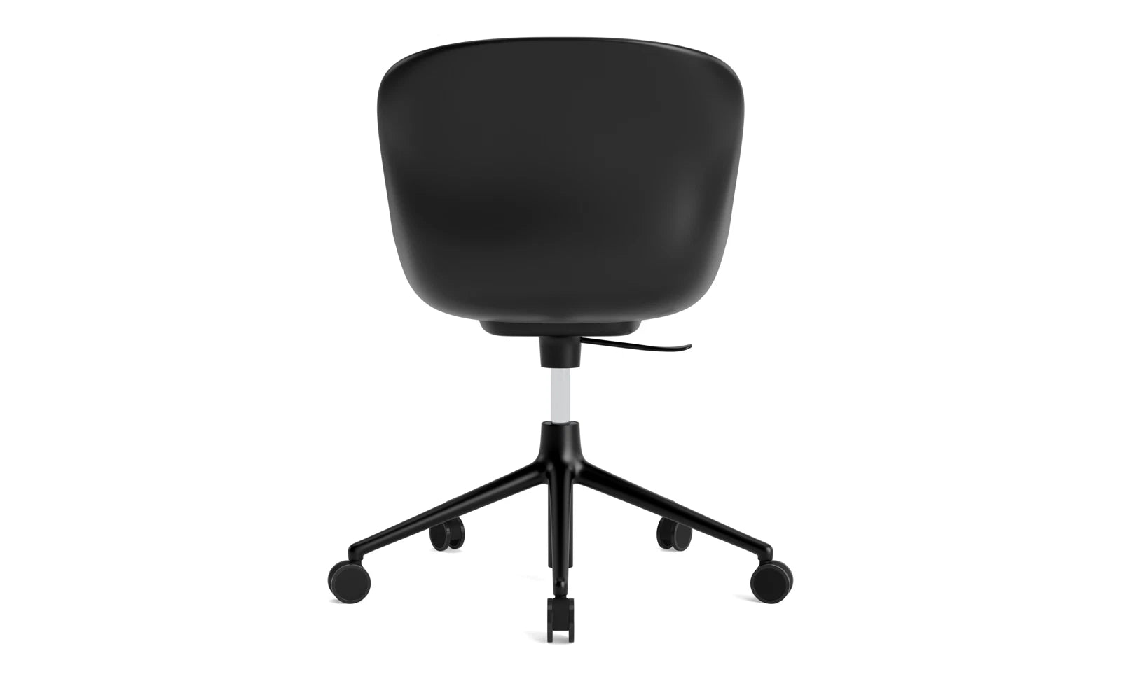 Der Hyg Drehsessel von Normann Copenhagen vereint Hygge, Komfort und Stil mit sanften Linien und Rollen für flexible Gemütlichkeit.