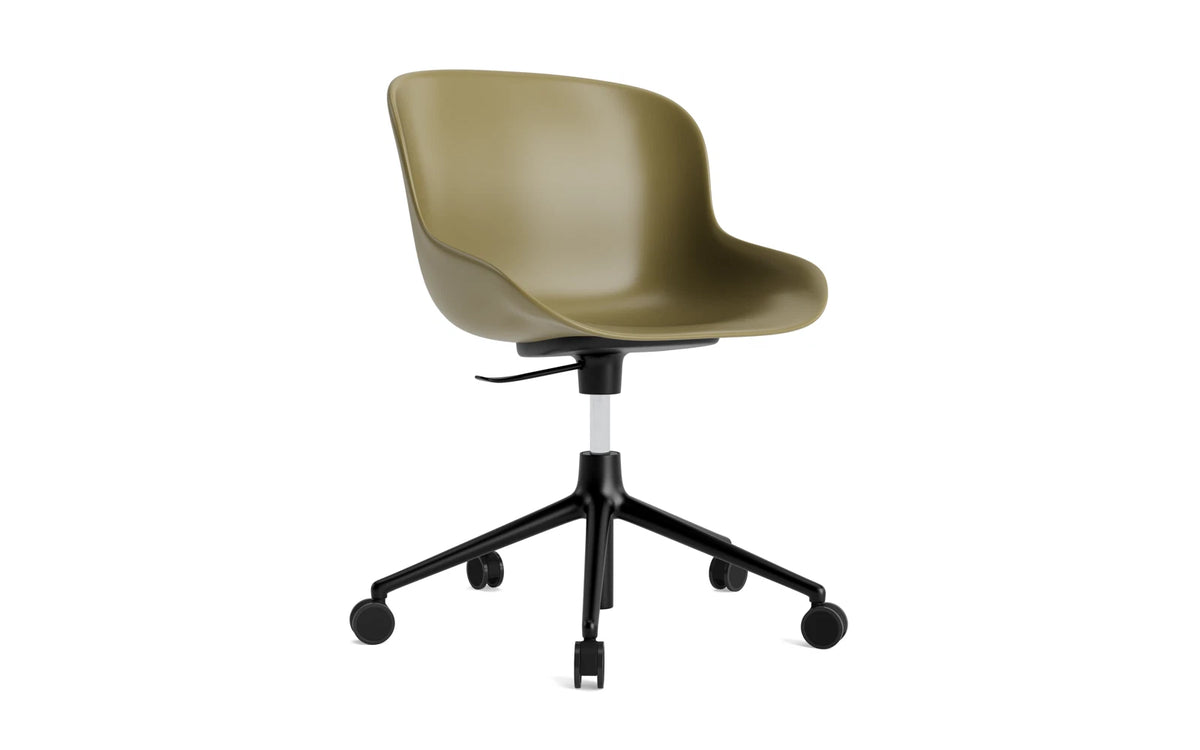 Hyg Drehstuhl mit Rollen Olive in Olive präsentiert im Onlineshop von KAQTU Design AG. Bürostuhl ist von Normann Copenhagen