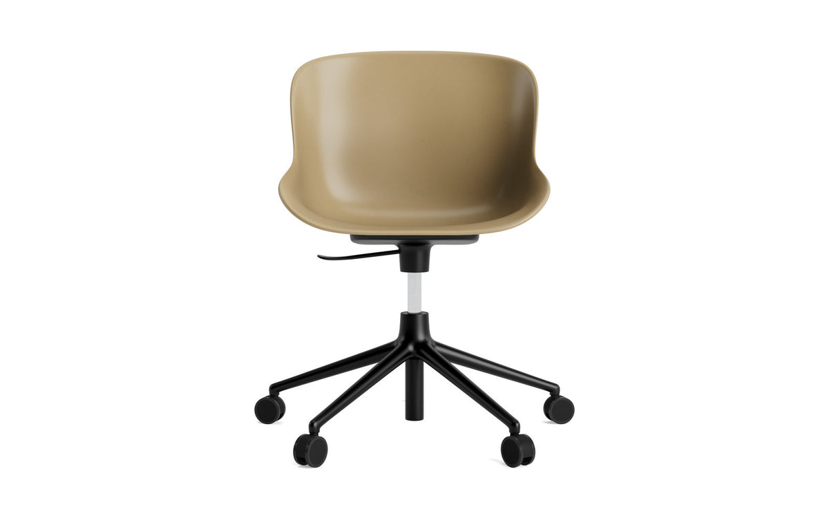 Hyg Drehsessel mit Rollen Sand in Sand präsentiert im Onlineshop von KAQTU Design AG. Dreh-Schalenstuhl mit Rollen ist von Normann Copenhagen