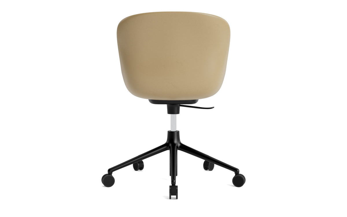 Hyg Drehsessel mit Rollen Sand in Sand präsentiert im Onlineshop von KAQTU Design AG. Dreh-Schalenstuhl mit Rollen ist von Normann Copenhagen
