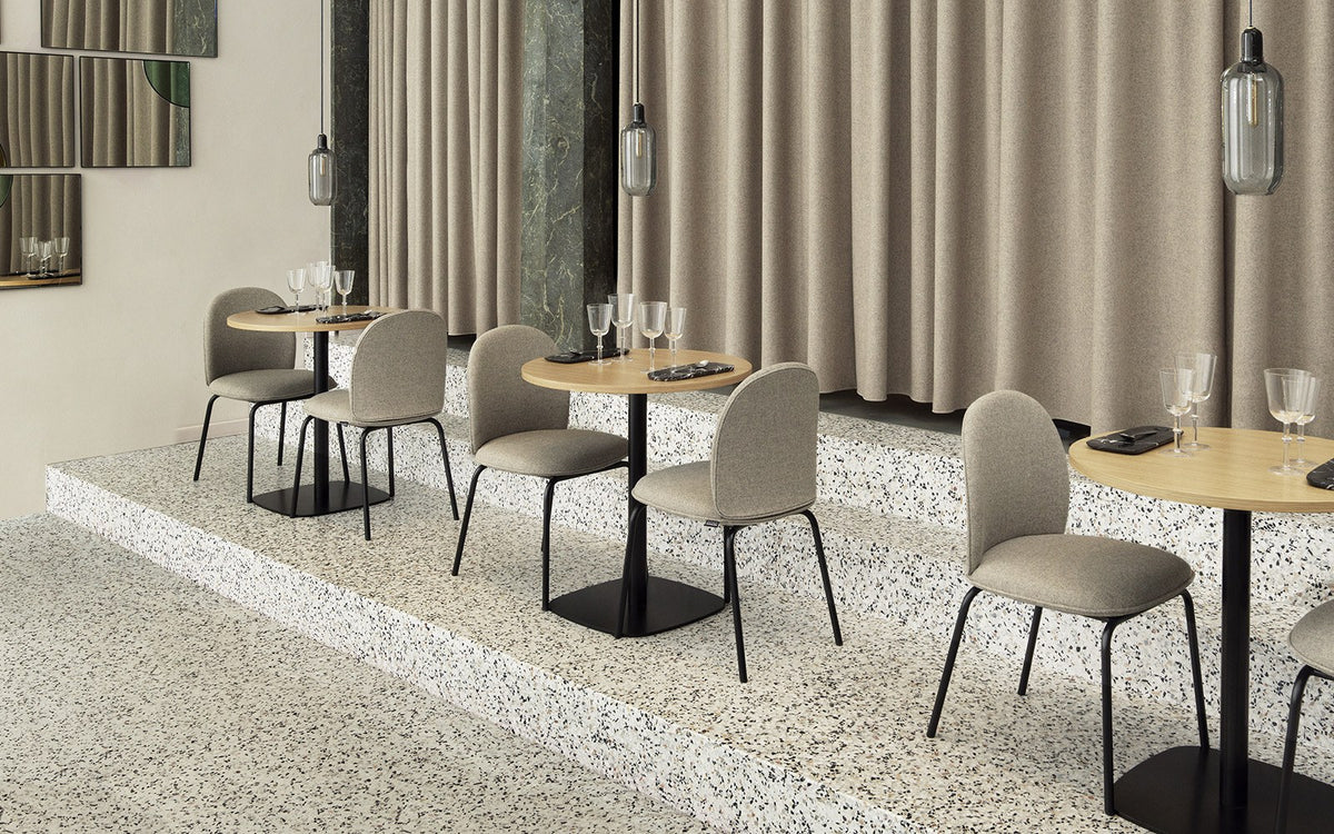 Runder Esstisch Form Café Table mit Tischplatte aus Eichenfurnier und zylinderförmiger Basis aus schwarz lackiertem Aluminium.