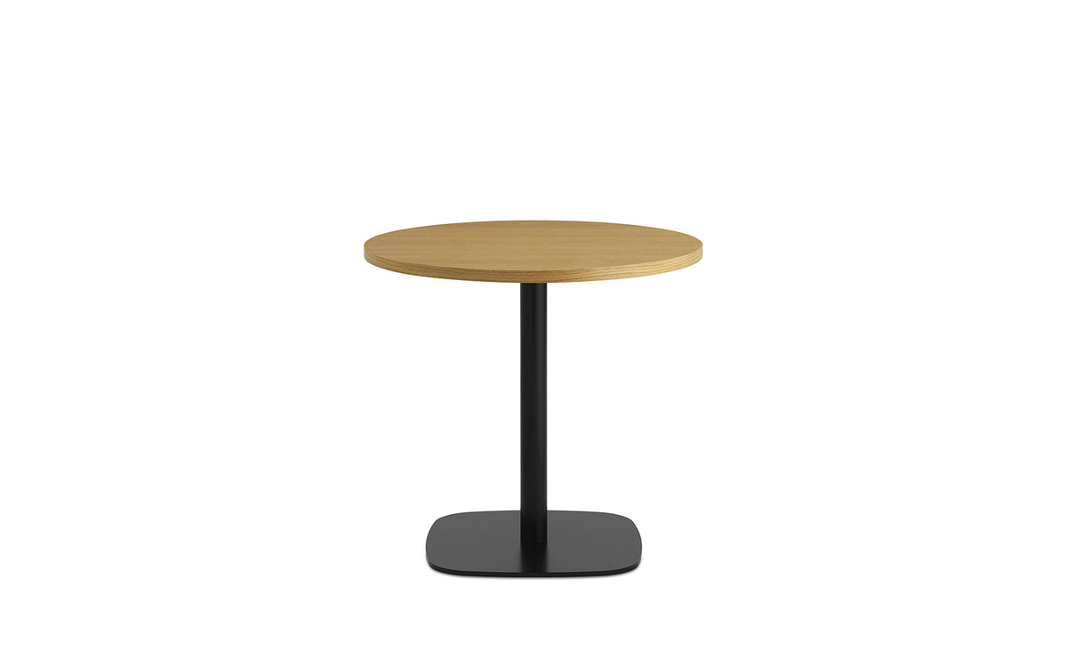 Runder Esstisch Form Café Table mit Tischplatte aus Eiche und Beinen aus schwarz lackiertem Aluminium, Höhe 65 cm, Durchmesser 70 cm.