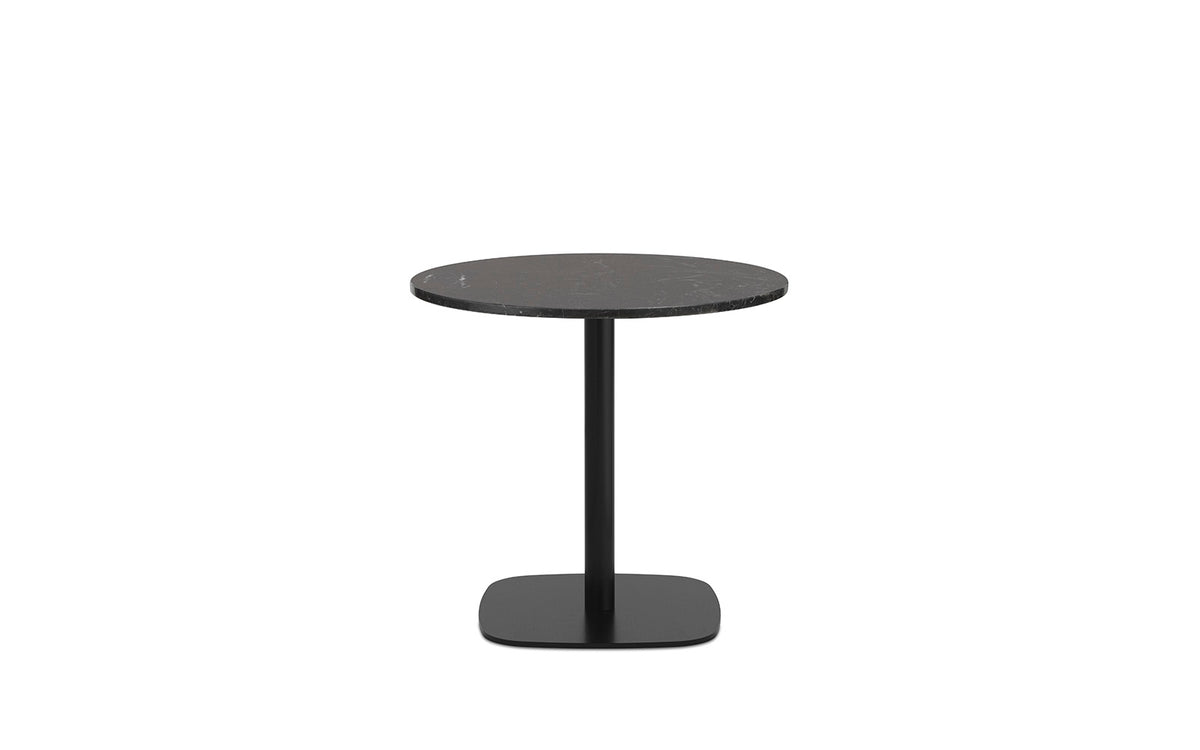 Runder Esstisch Form Café Table von Normann Copenhagen mit schwarzer Marmor-Tischplatte und Gestell aus schwarz lackiertem Aluminium.
