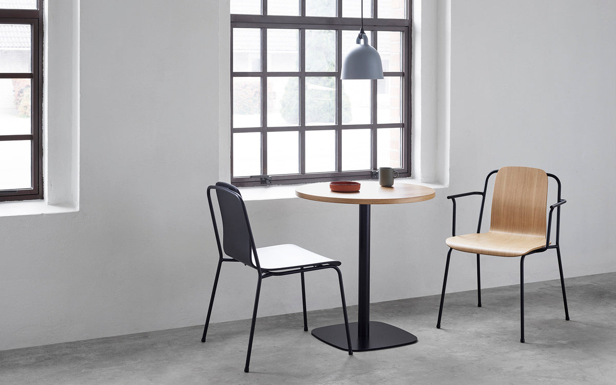 Runder Esstisch Form Cafe Table von Normann Copenhagen mit Tischplatte aus Eiche und Beinen aus schwarz lackiertem Aluminium