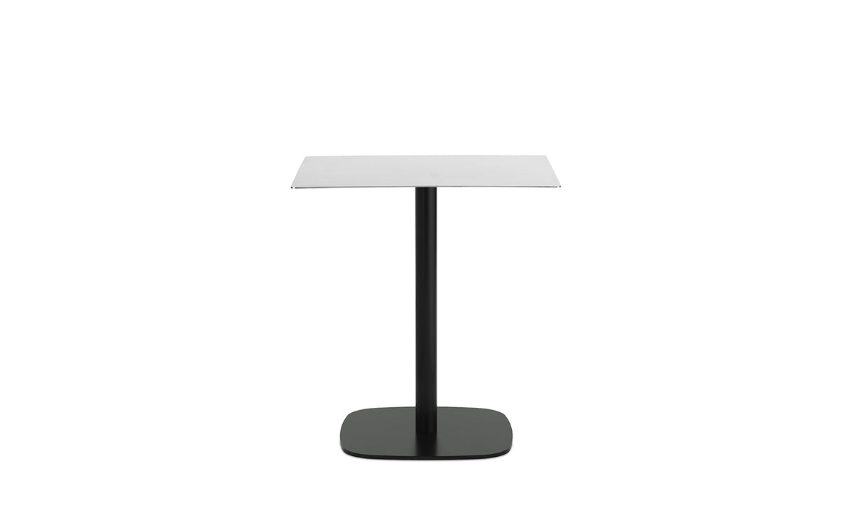 Quadratischer Esstisch Form Café von Normann Copenhagen mit Tischplatte aus Edelstahl und Beinen aus schwarz lackiertem Aluminium, Höhe 74,5 cm.