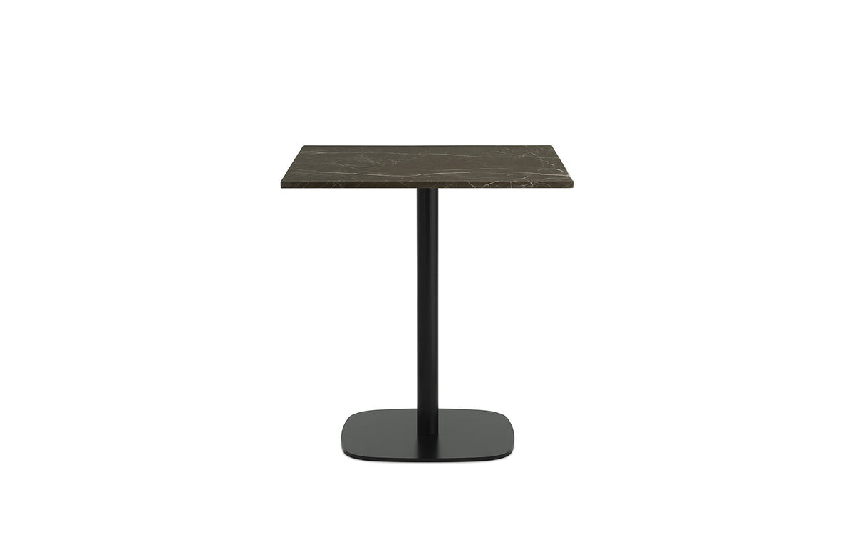 Quadratischer Esstisch Form Café Table von Normann Copenhagen mit schwarzer Marmor-Tischplatte und Beinen aus schwarz lackiertem Aluminium.