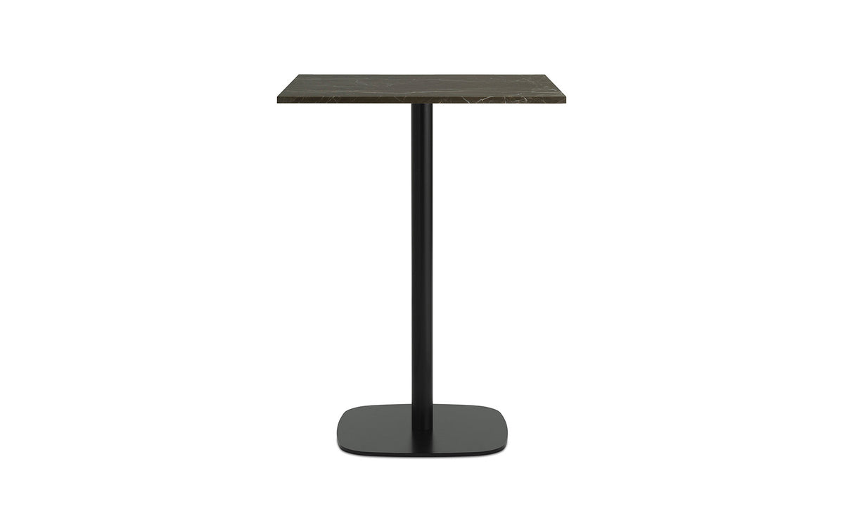 Schwarzer Hochtisch Form Café Table von Normann Copenhagen mit quadratischer Marmorplatte und Beinen aus schwarz lackiertem Aluminium.
