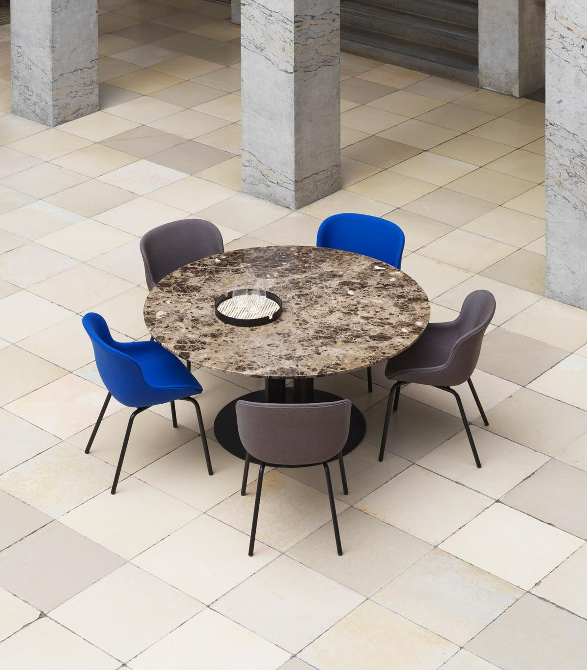 Scala Tisch H75 Ø110 cm marmor Schwarz in präsentiert im Onlineshop von KAQTU Design AG. Esstisch ist von Normann Copenhagen