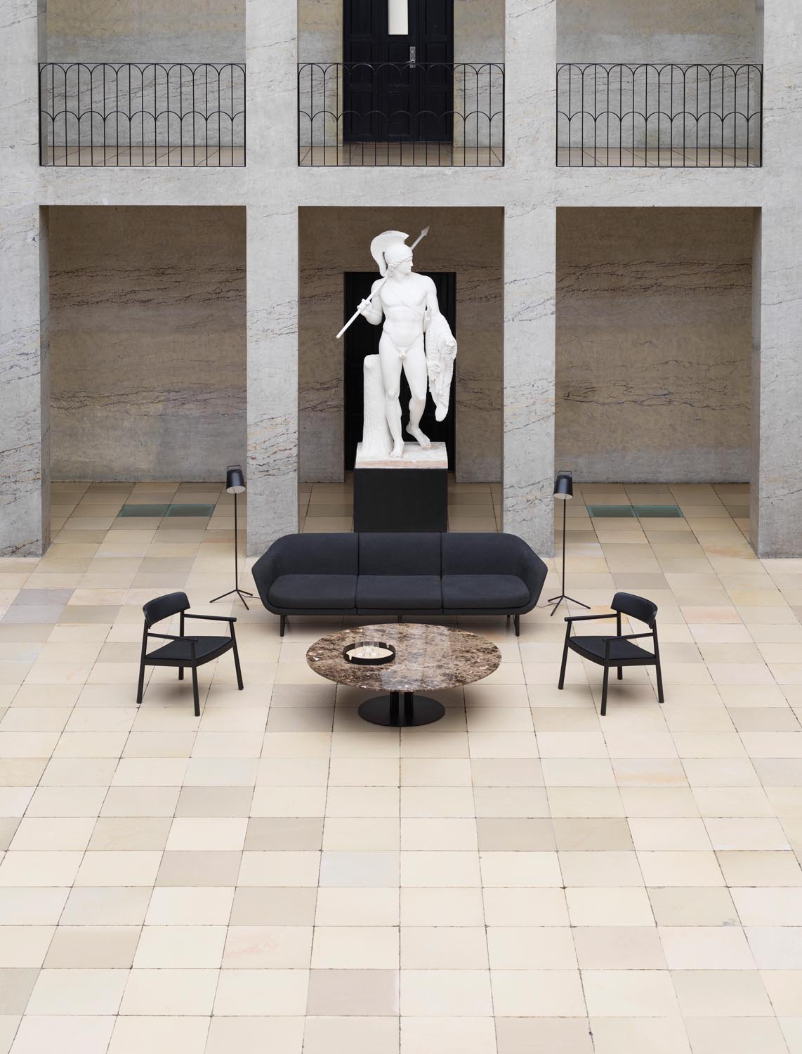 Scala Couchtisch H40 Ø130 cm eiche in präsentiert im Onlineshop von KAQTU Design AG. Couchtisch ist von Normann Copenhagen