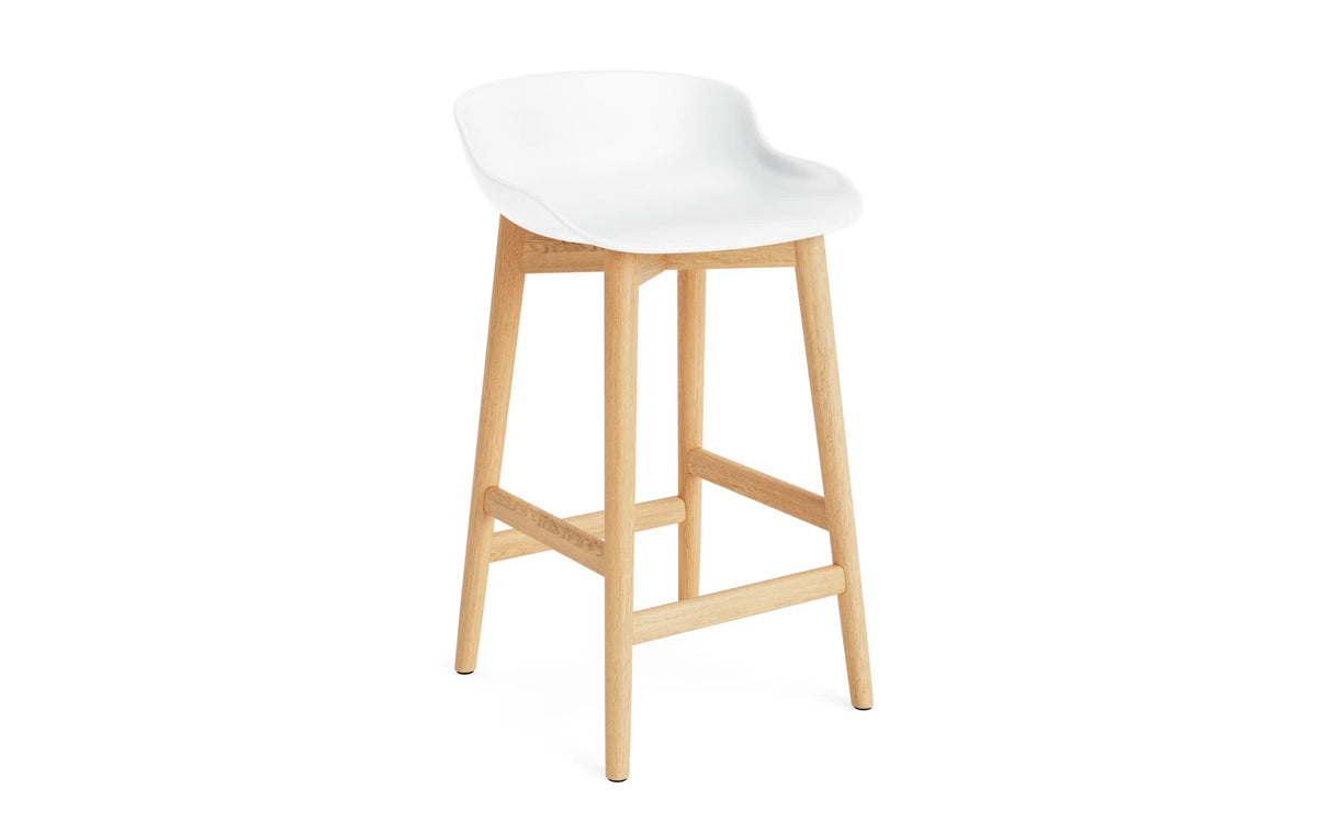 Hyg Barhocker 65 cm Eiche Weiss in Weiss präsentiert im Onlineshop von KAQTU Design AG. Barstuhl ist von Normann Copenhagen