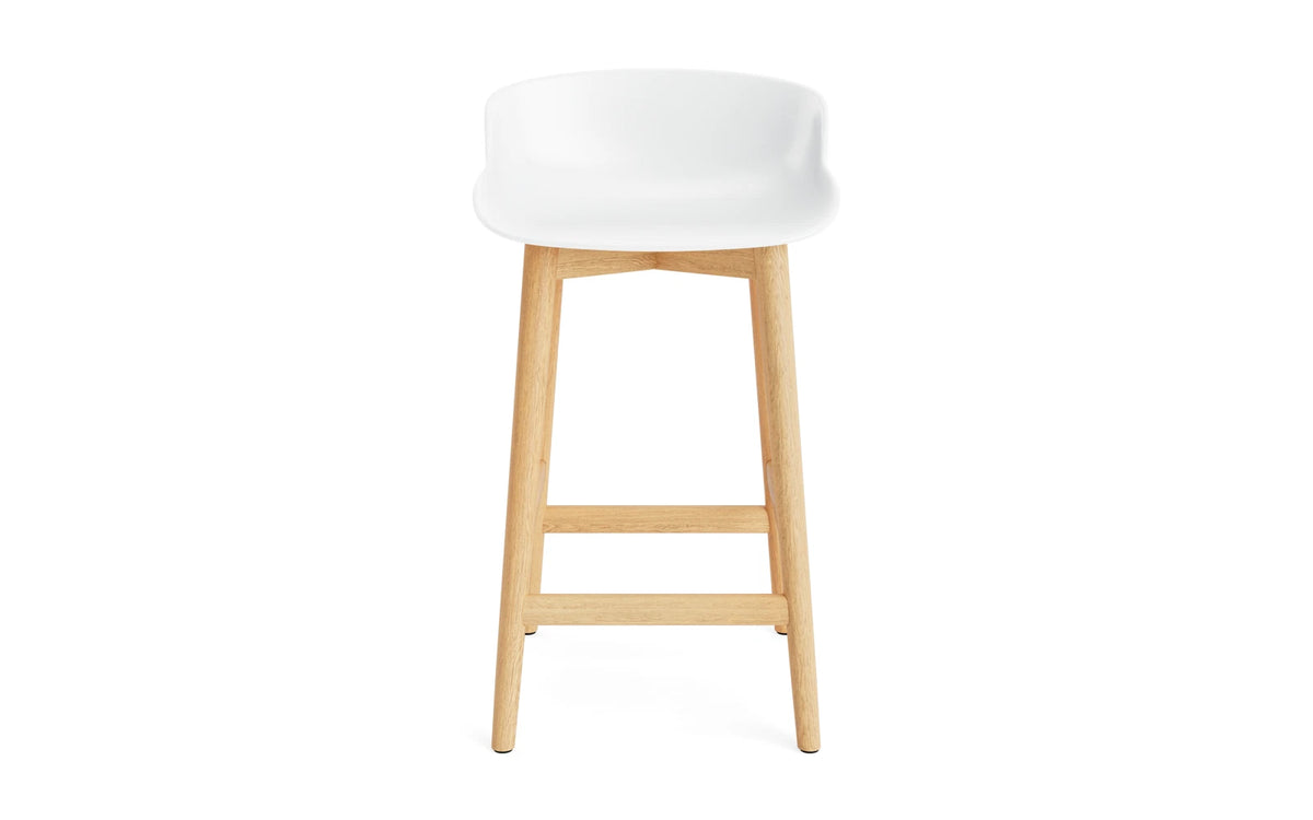 Hyg Barhocker 65 cm Eiche Weiss in Weiss präsentiert im Onlineshop von KAQTU Design AG. Barstuhl ist von Normann Copenhagen