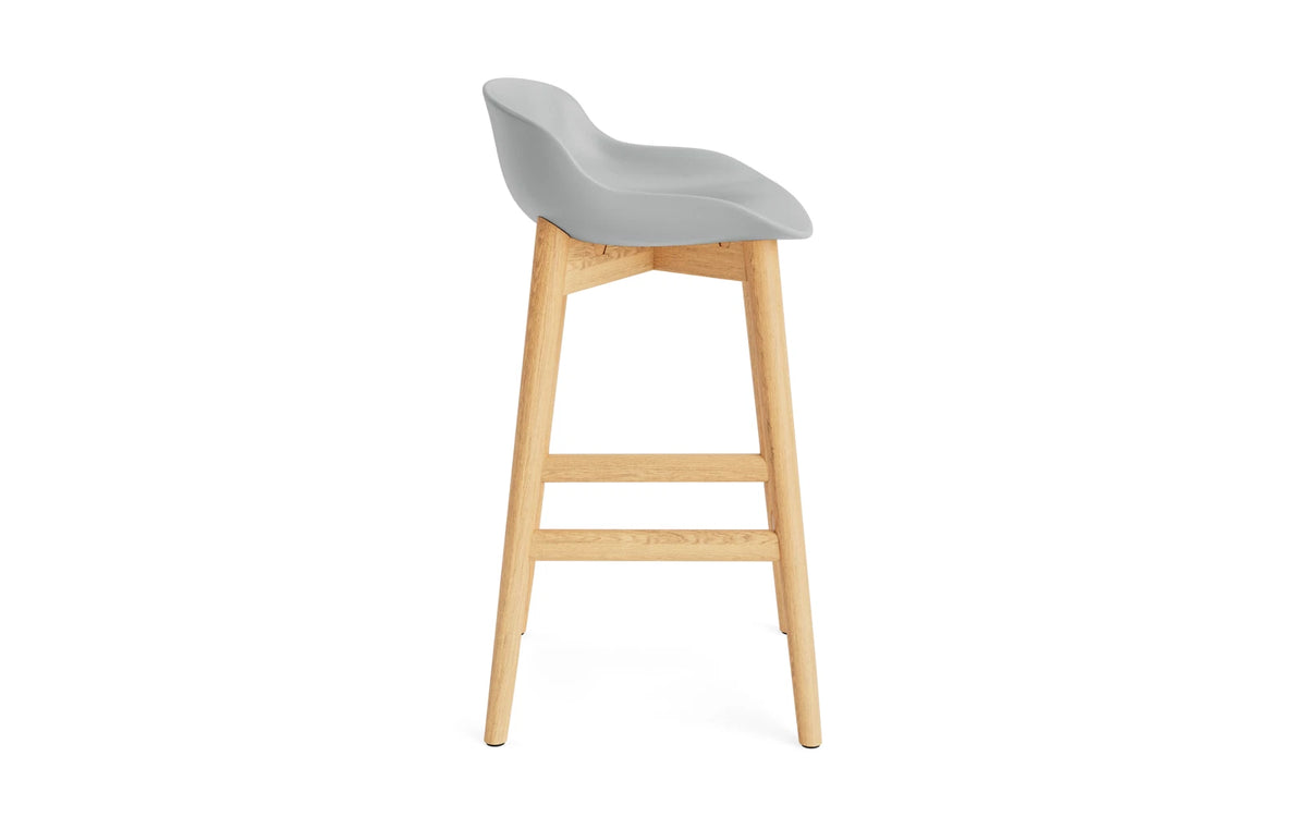 Hyg Barhocker 65 cm Eiche Grau in Grau präsentiert im Onlineshop von KAQTU Design AG. Barstuhl ist von Normann Copenhagen