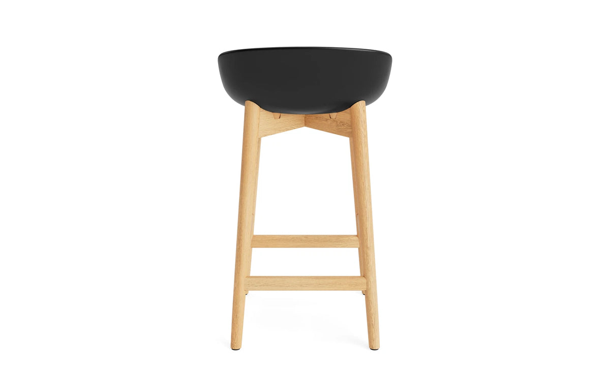 Hyg Barhocker 65 cm Eiche Schwarz in Schwarz präsentiert im Onlineshop von KAQTU Design AG. Barstuhl ist von Normann Copenhagen