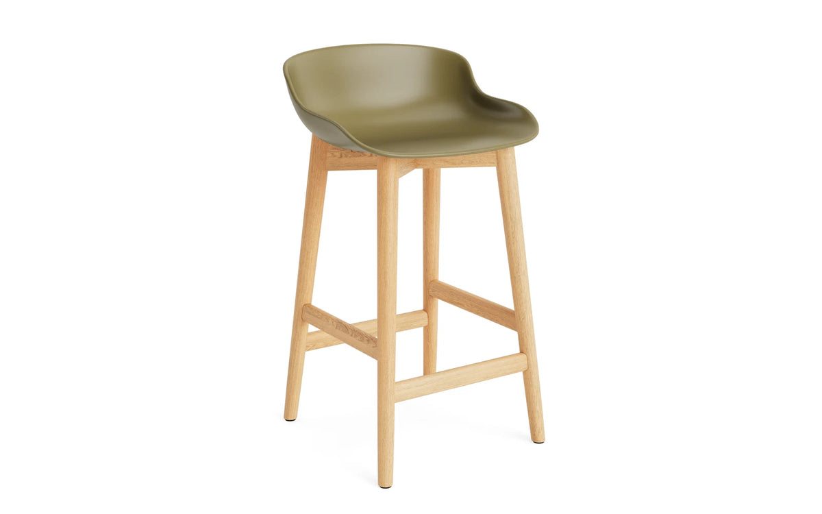 Hyg Barhocker 65 cm Eiche Olive in Olive präsentiert im Onlineshop von KAQTU Design AG. Barstuhl ist von Normann Copenhagen