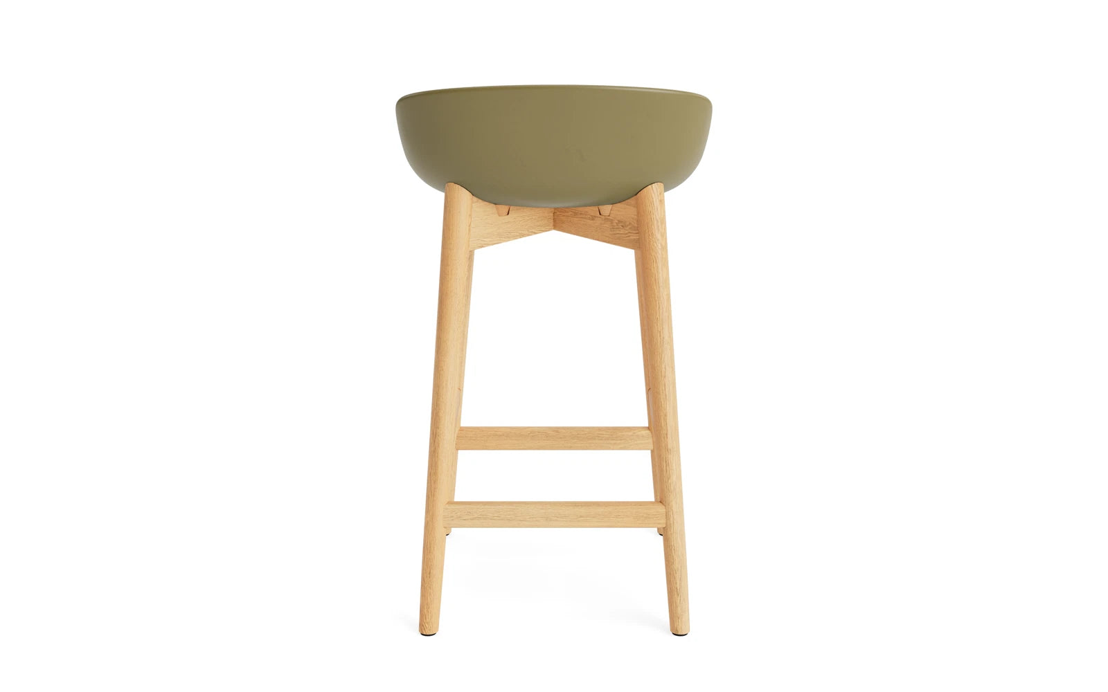 Erleben Sie den Hyg Barhocker 65 cm in Eiche Olive von Normann Copenhagen – ein elegantes Möbelstück, das Komfort und skandinavisches Design vereint.