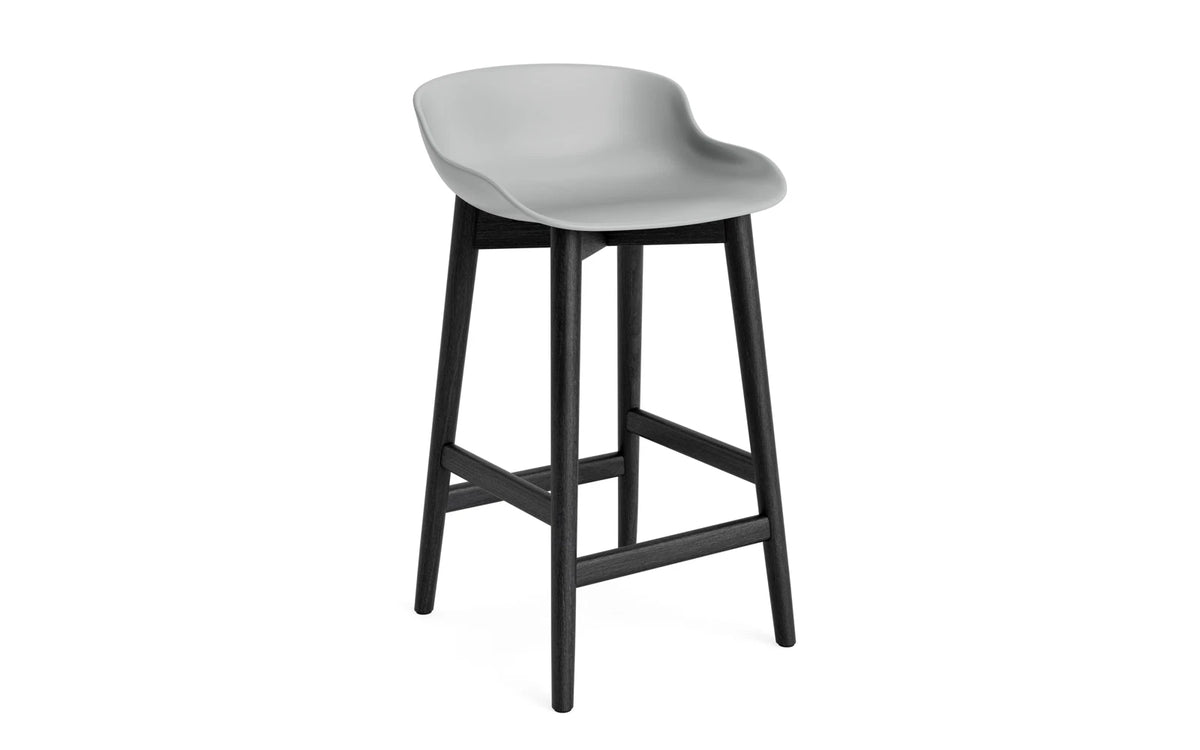 Hyg Barhocker 65 cm schwarze Eiche/grau in Grau präsentiert im Onlineshop von KAQTU Design AG. Barstuhl ist von Normann Copenhagen