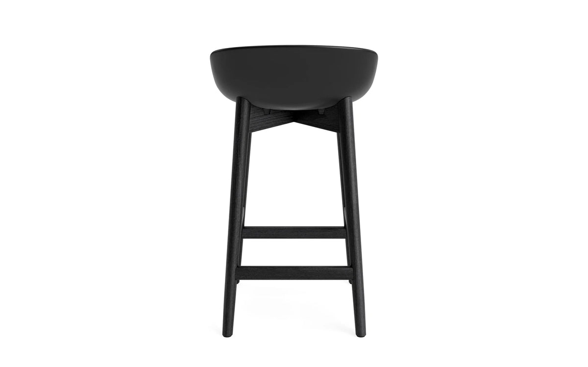 Hyg Barhocker 65 cm Schwarze Eiche/Schwarz in Schwarz präsentiert im Onlineshop von KAQTU Design AG. Barstuhl ist von Normann Copenhagen