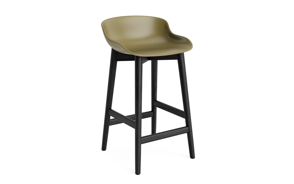 Hyg Barhocker 65 cm Schwarze Eiche/Olive in Olive präsentiert im Onlineshop von KAQTU Design AG. Barstuhl ist von Normann Copenhagen