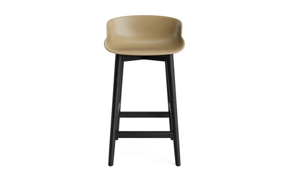 Hyg Barhocker 65 cm Schwarze Eiche/Sand in Sand präsentiert im Onlineshop von KAQTU Design AG. Barstuhl ist von Normann Copenhagen