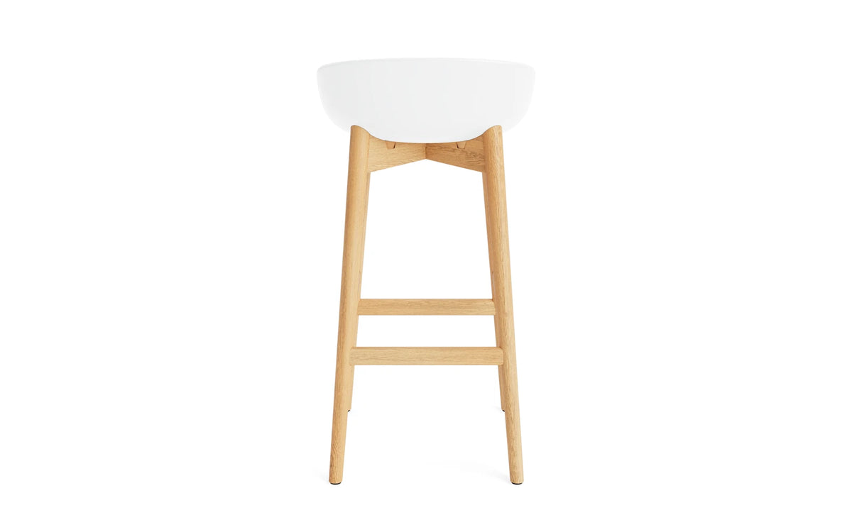 Hyg Barhocker 75 cm Eiche Weiss in Weiss präsentiert im Onlineshop von KAQTU Design AG. Barstuhl ist von Normann Copenhagen