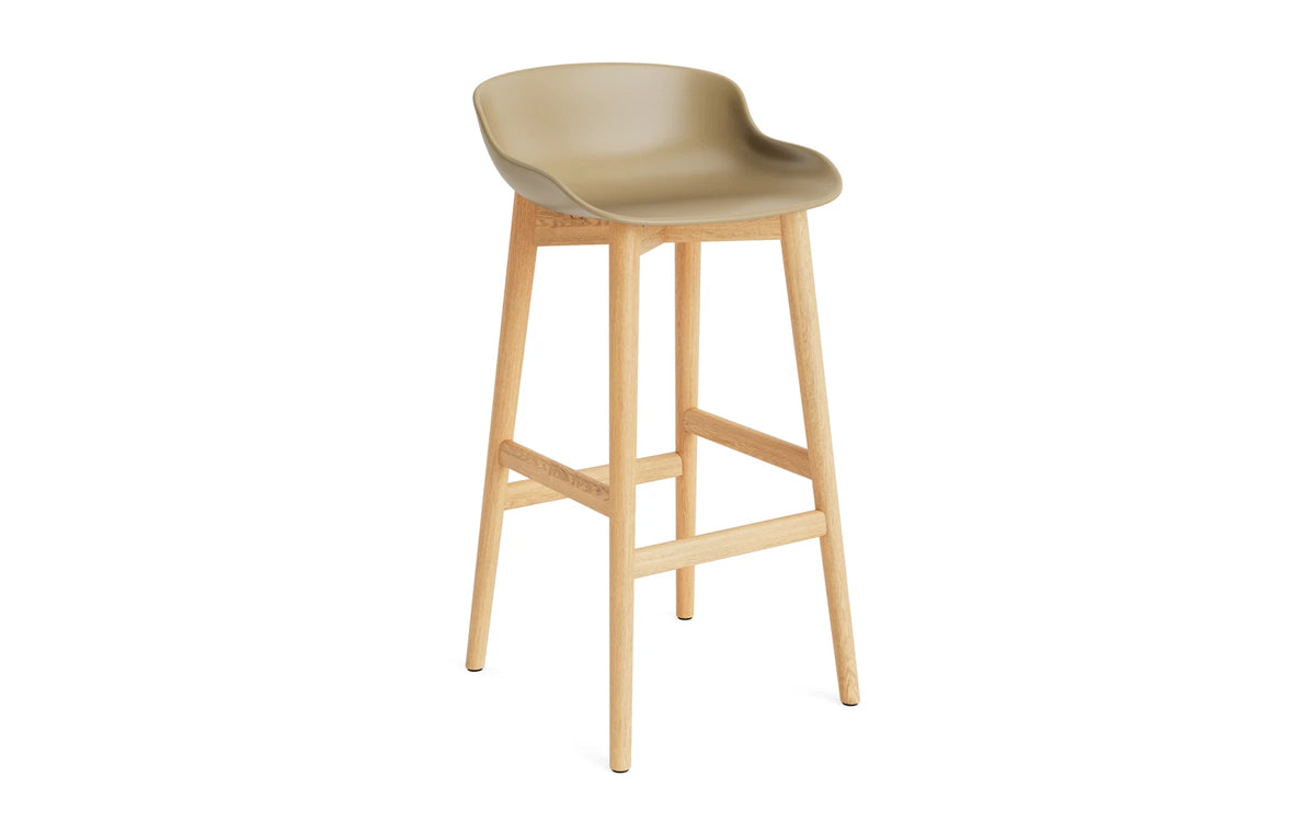 Hyg Barhocker 75 cm Eiche Sand in Sand präsentiert im Onlineshop von KAQTU Design AG. Barstuhl ist von Normann Copenhagen