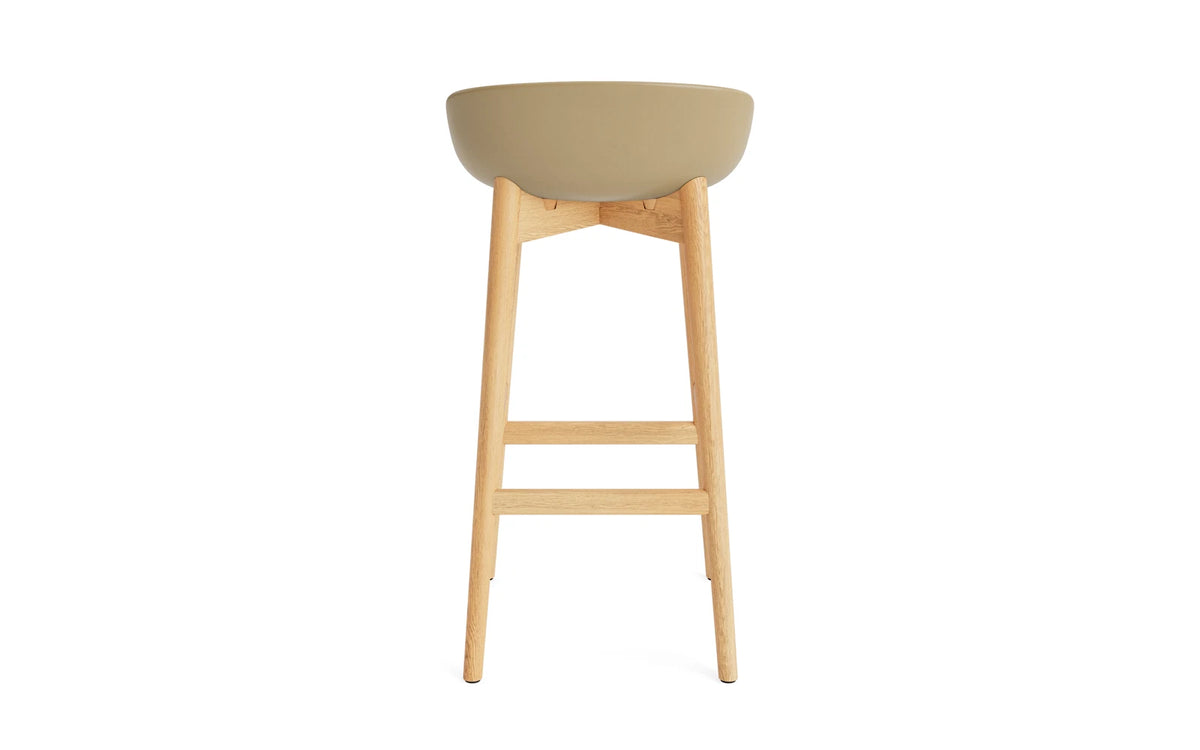 Hyg Barhocker 75 cm Eiche Sand in Sand präsentiert im Onlineshop von KAQTU Design AG. Barstuhl ist von Normann Copenhagen