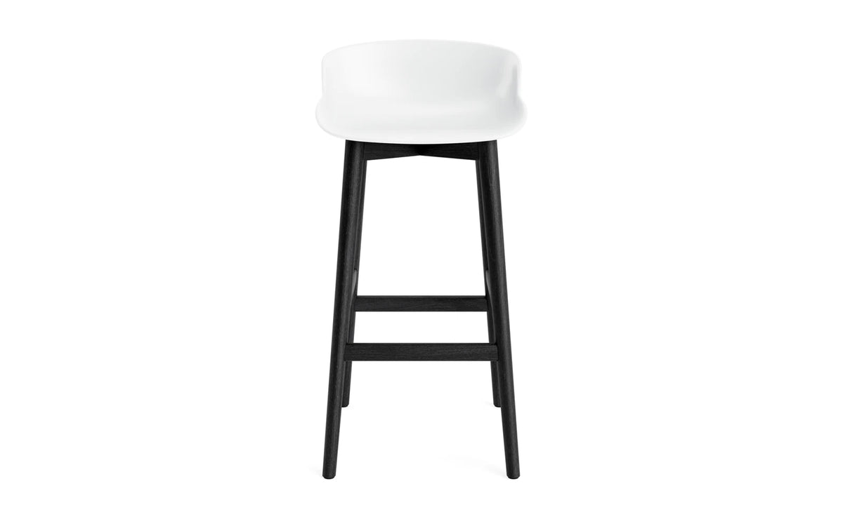 Hyg Barhocker 75 cm Schwarze Eiche/Weiss in Weiss präsentiert im Onlineshop von KAQTU Design AG. Barstuhl ist von Normann Copenhagen