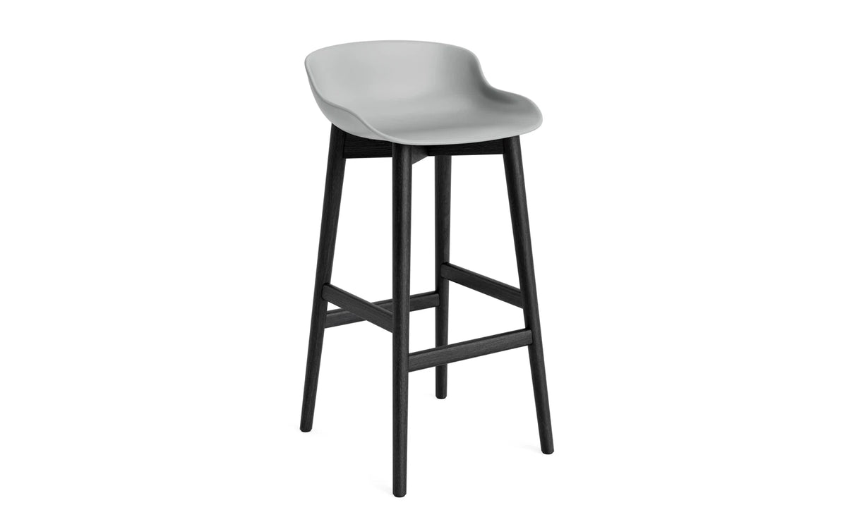 Hyg Barhocker 75 cm Schwarze Eiche/Grau in Grau präsentiert im Onlineshop von KAQTU Design AG. Barstuhl ist von Normann Copenhagen