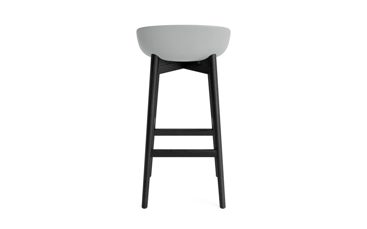 Hyg Barhocker 75 cm Schwarze Eiche/Grau in Grau präsentiert im Onlineshop von KAQTU Design AG. Barstuhl ist von Normann Copenhagen