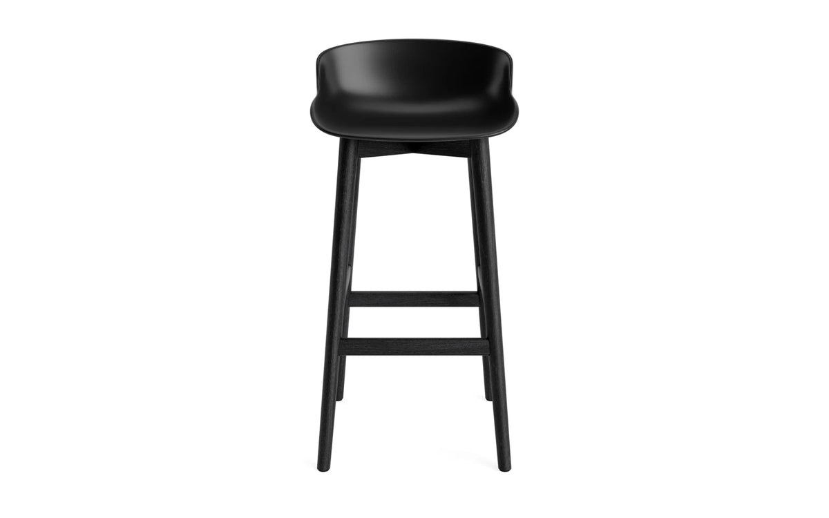 Hyg Barhocker 75 cm Schwarze Eiche/Schwarz in Schwarz präsentiert im Onlineshop von KAQTU Design AG. Barstuhl ist von Normann Copenhagen
