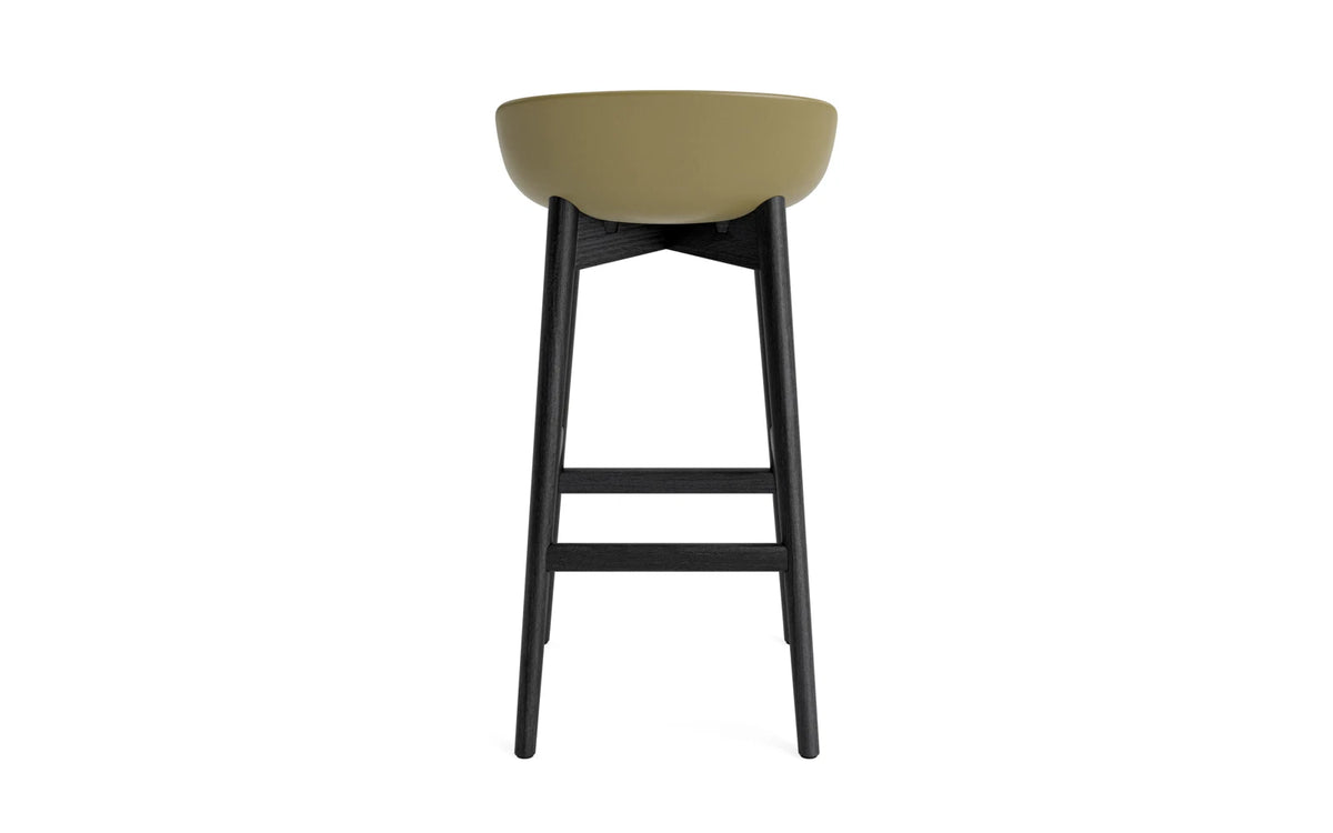 Hyg Barhocker 75 cm Schwarze Eiche/Olive in Olive präsentiert im Onlineshop von KAQTU Design AG. Barstuhl ist von Normann Copenhagen