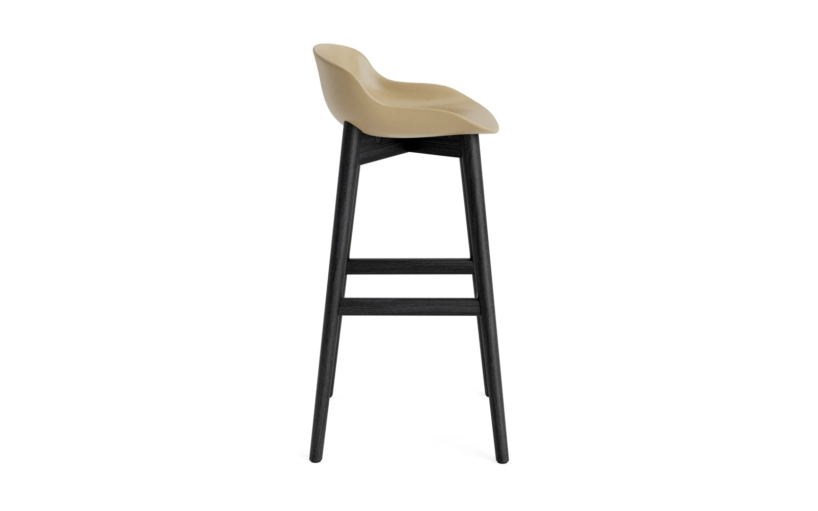 Der Hyg Barhocker 75 cm von Normann Copenhagen verbindet stilvolle schwarze Eiche mit einer sandfarbenen Sitzfläche und bringt Hygge in Ihr Zuhause.
