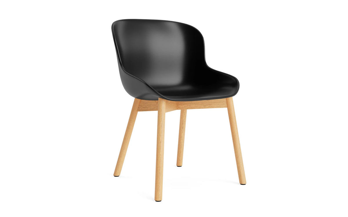 Hyg Stuhl Eiche Schwarz in Schwarz präsentiert im Onlineshop von KAQTU Design AG. Stuhl ist von Normann Copenhagen