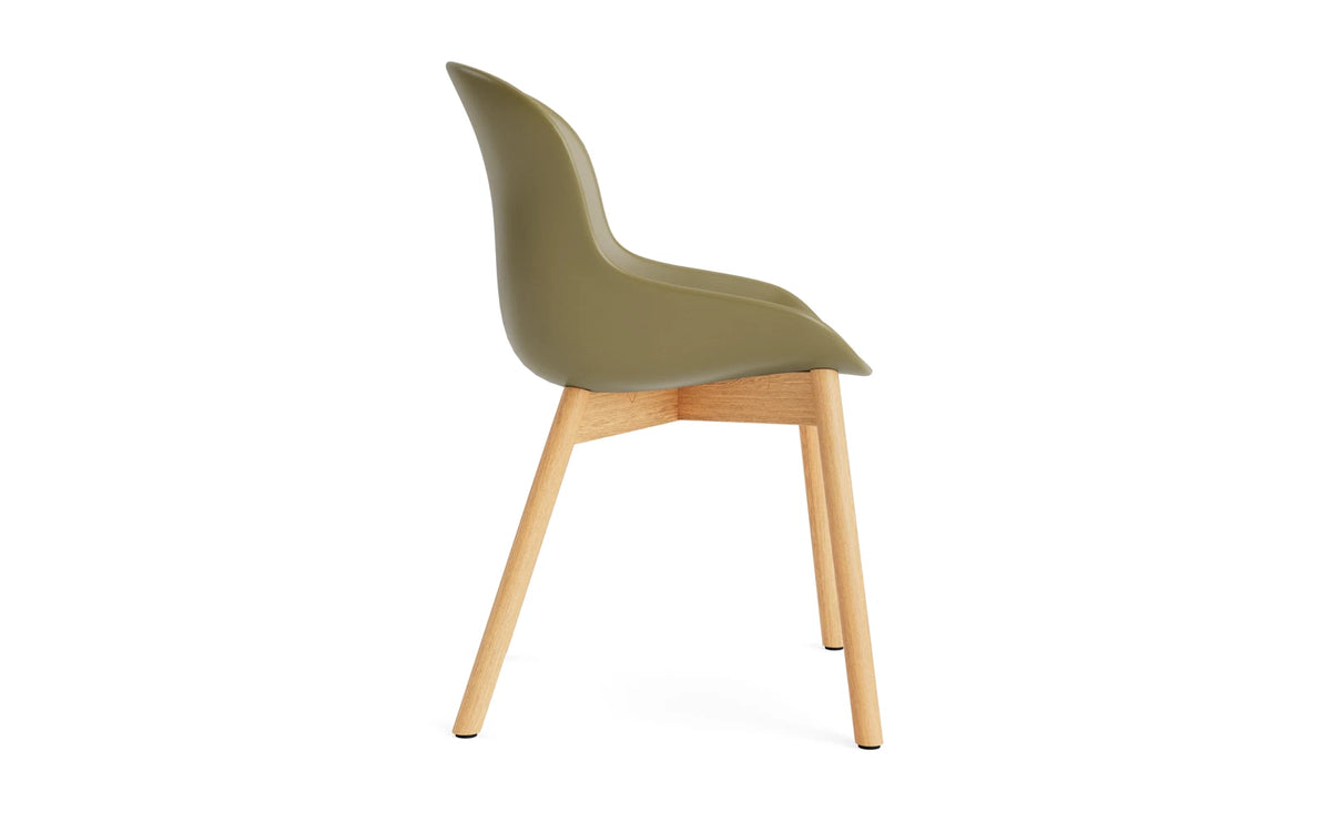 Hyg Stuhl Eiche Olive in Olive präsentiert im Onlineshop von KAQTU Design AG. Stuhl ist von Normann Copenhagen