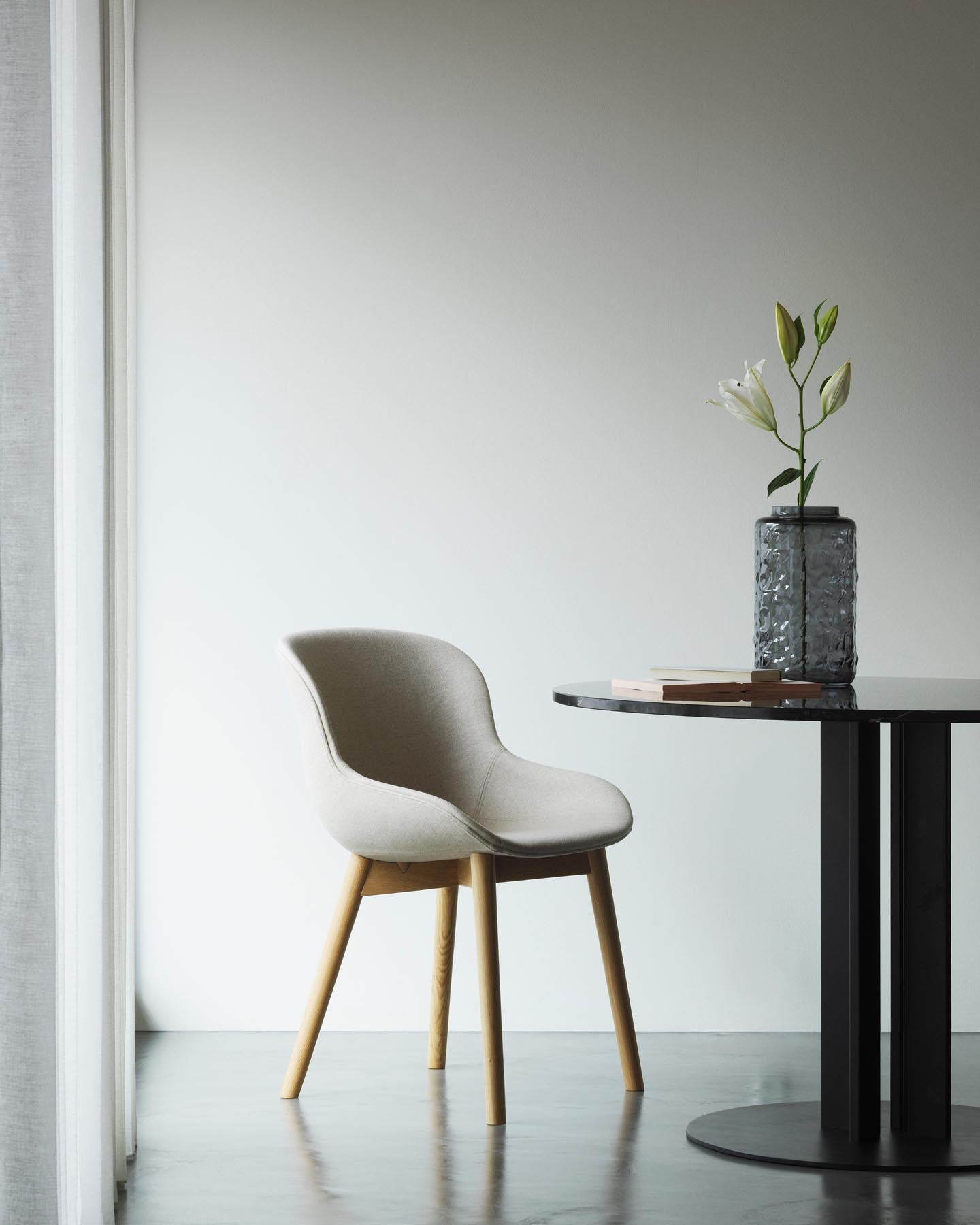 Erleben Sie den Hyg Stuhl Eiche Olive von Normann Copenhagen – ein elegantes Design, das Gemütlichkeit und Funktionalität perfekt kombiniert.
