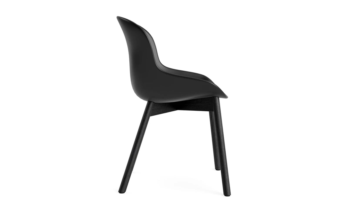 Hyg Stuhl Schwarze Eiche/Schwarz in Schwarz präsentiert im Onlineshop von KAQTU Design AG. Stuhl ist von Normann Copenhagen
