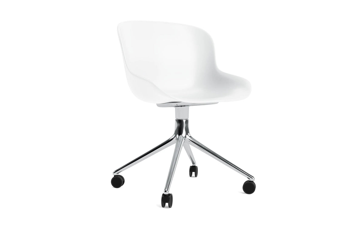 Hyg Drehstuhl 4W Aluminium/Weiss in Weiss präsentiert im Onlineshop von KAQTU Design AG. Drehstuhl ist von Normann Copenhagen