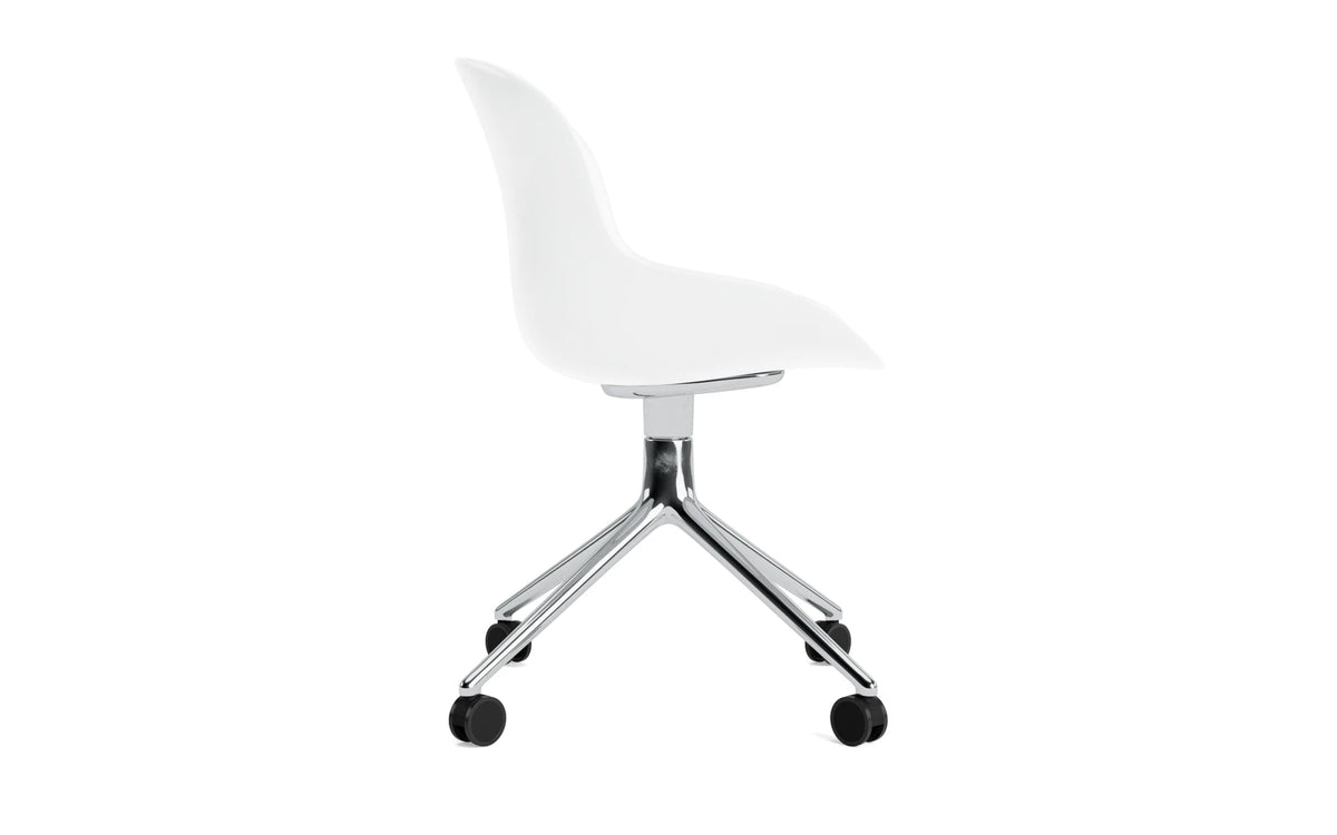 Hyg Drehstuhl 4W Aluminium/Weiss in Weiss präsentiert im Onlineshop von KAQTU Design AG. Drehstuhl ist von Normann Copenhagen