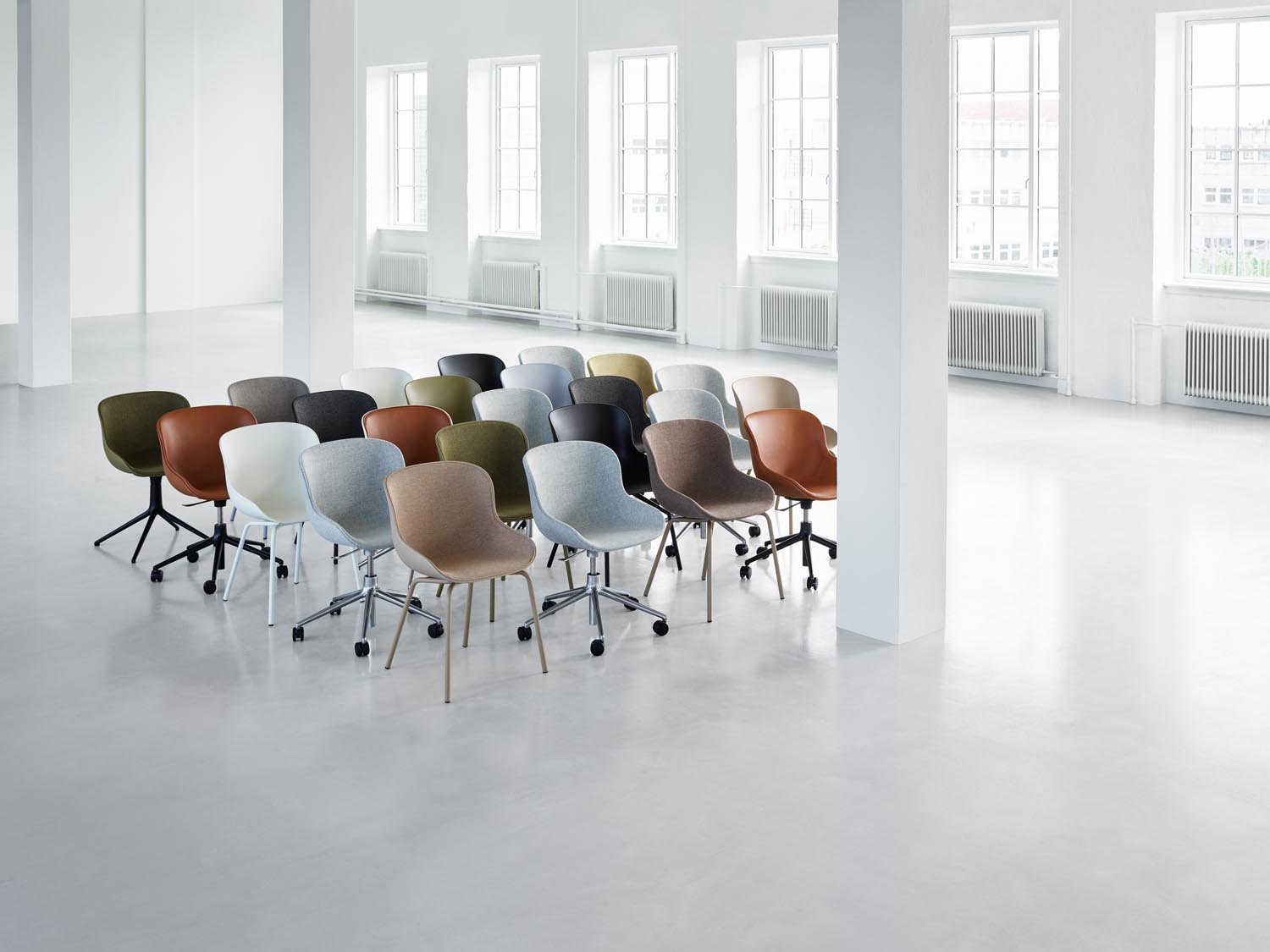 Erleben Sie den Hyg Drehstuhl 4W von Normann Copenhagen – ein eleganter, komfortabler Stuhl in Grau, der modernes Design und dänische Gemütlichkeit vereint.