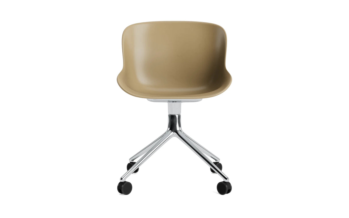 Hyg Drehstuhl 4W Aluminium/Sand in Sand präsentiert im Onlineshop von KAQTU Design AG. Drehstuhl ist von Normann Copenhagen