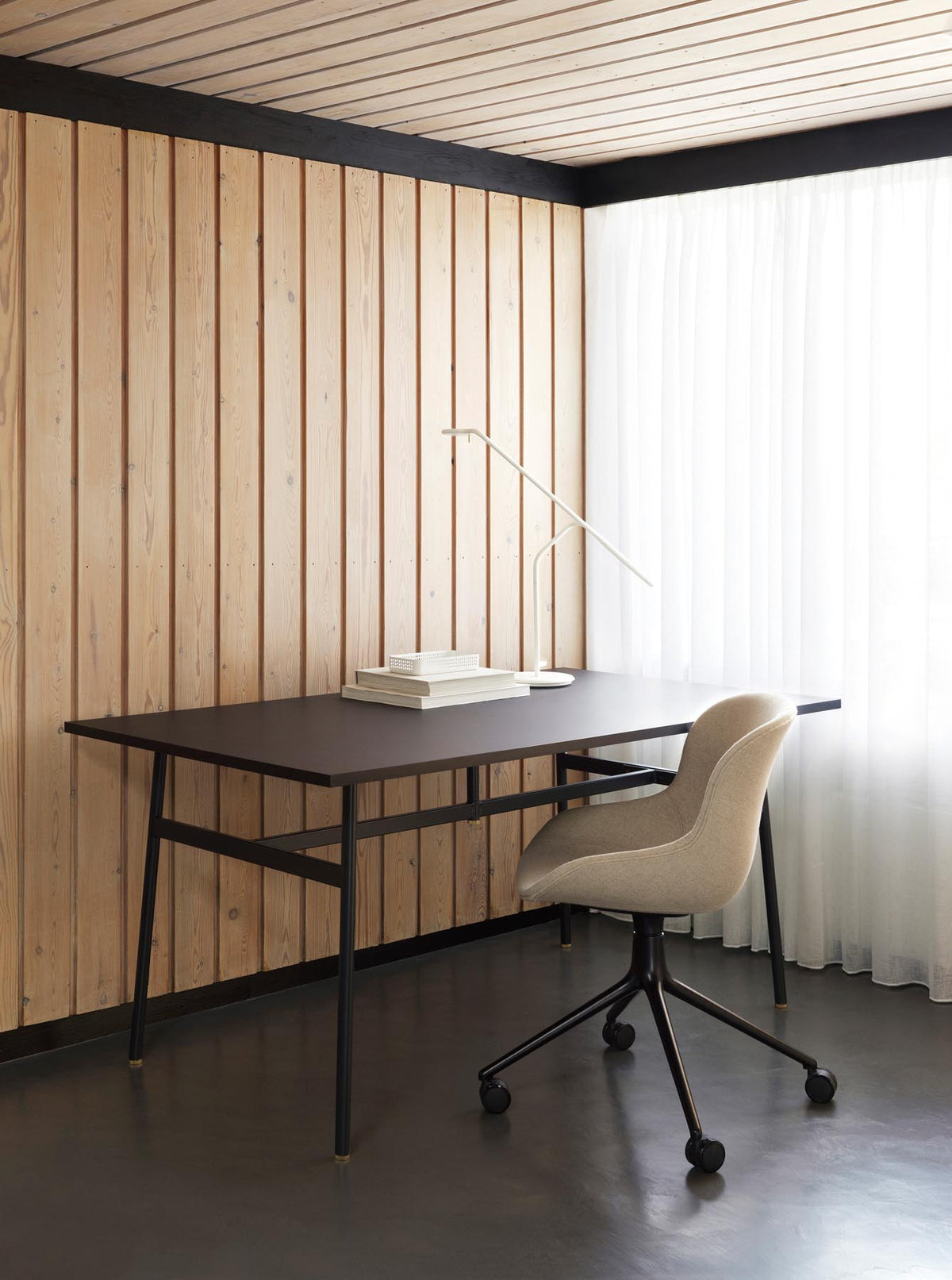 Hyg Drehstuhl 4W schwarzes Aluminium/weiss in Weiss präsentiert im Onlineshop von KAQTU Design AG. Drehstuhl ist von Normann Copenhagen