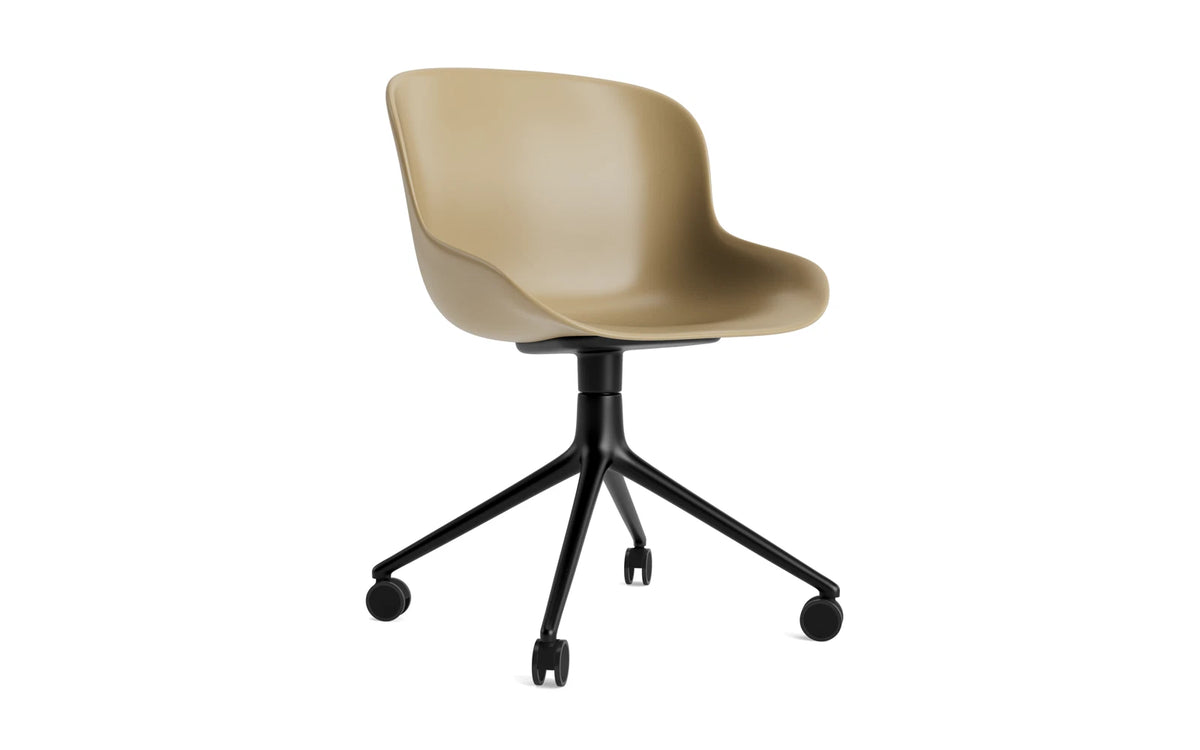 Hyg Drehstuhl 4W schwarzes Aluminium/Sand in Sand präsentiert im Onlineshop von KAQTU Design AG. Drehstuhl ist von Normann Copenhagen