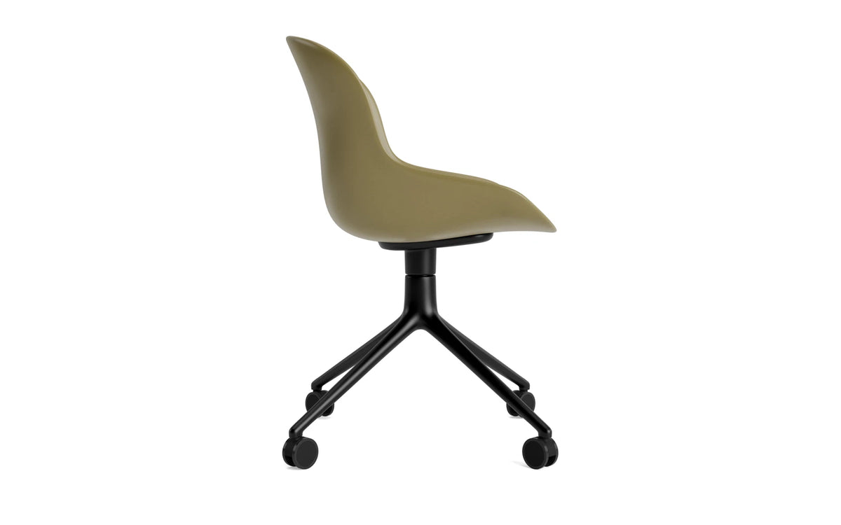 Hyg Drehstuhl 4W schwarzes Aluminium/Olive in Olive präsentiert im Onlineshop von KAQTU Design AG. Drehstuhl ist von Normann Copenhagen