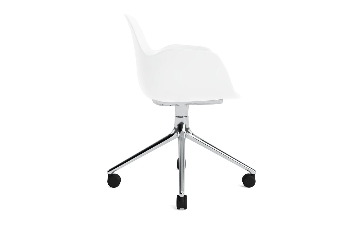 Form Drehstuhl 4W Aluminium/Weiss in Weiss präsentiert im Onlineshop von KAQTU Design AG. Bürostuhl ist von Normann Copenhagen